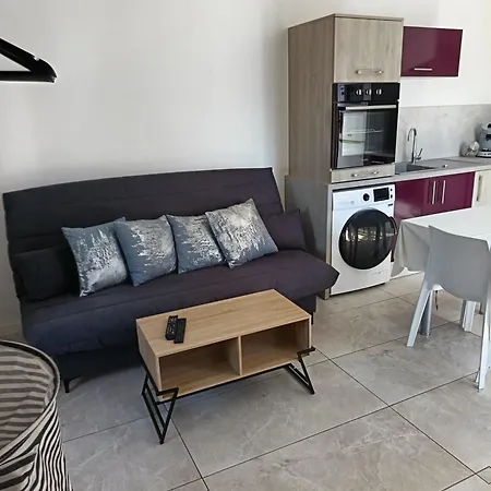 Maisonnette Aeroport Apartment *