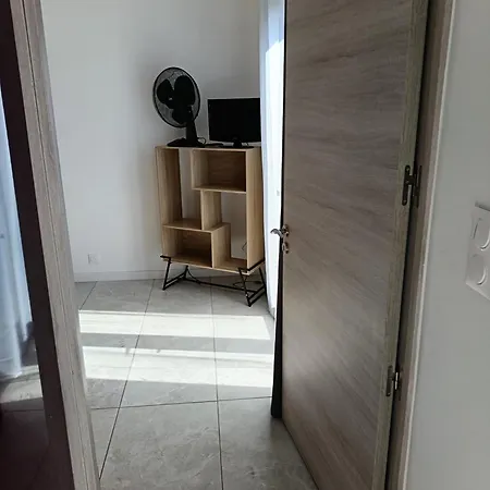 Maisonnette Aeroport Apartment *